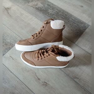 UGG Cakewall Plush High Top Sneaker in Chestnut. Size 7